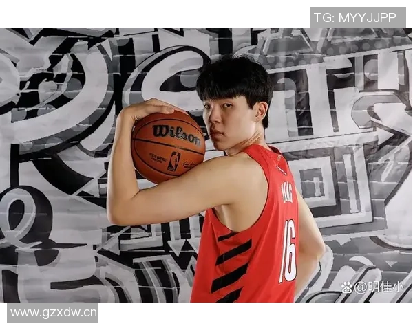 杨瀚森连续三场未能上场比赛仍在替补席上等待机会